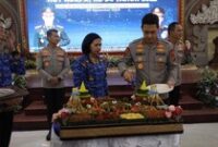 1764695152476-kapolda-bali-irjen-daniel-adityajaya-memotong-tumpeng-syukuran-dalam-peringatan-hut-korpri-di-gedung-presisi-polda-bali-selasa-1764669876808_43