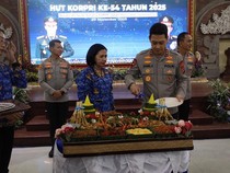 1764695152476-kapolda-bali-irjen-daniel-adityajaya-memotong-tumpeng-syukuran-dalam-peringatan-hut-korpri-di-gedung-presisi-polda-bali-selasa-1764669876808_43