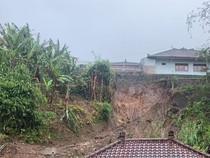 1764695155756-tanah-longsor-hingga-pohon-tumbang-terjadi-di-wilayah-tabanan-akibat-hujan-angin-pada-jumat-1112024-siang-bpbd-tabanan_43