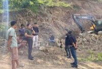 1764695156680-polisi-menertibkan-tambang-galian-c-tak-berizin-di-desa-risa-kecamatan-woha-kabupaten-bima-ntb-selasa-2122025-foto-dok-polres--1764686572911_43