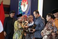 1764716690486-wabup-badung-bagus-alit-sucipta-menerima-penghargaan-kategori-pelayanan-publik-dari-mendikdasmen-abdul-muti-saat-malam-apresia-1764677630765_43