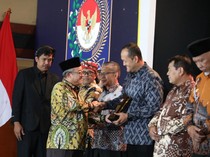 1764716690486-wabup-badung-bagus-alit-sucipta-menerima-penghargaan-kategori-pelayanan-publik-dari-mendikdasmen-abdul-muti-saat-malam-apresia-1764677630765_43