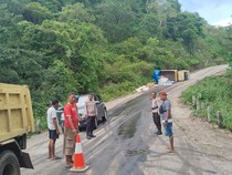 1764738345672-truk-bermuatan-beras-dan-minyak-goreng-terguling-di-jalan-natonis-lelogama-kecamatan-amfoang-selatan-kabupaten-kupang-ntt-rabu-1764736729717_43