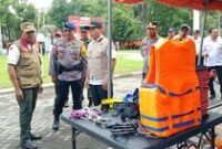 1764738346196-bupati-lombok-timur-haerul-warisin-ketika-mengecek-peralatan-tim-sar-dan-bpbd-seusai-apel-siaga-bencana-di-halaman-kantor-bupa-1764735867394_43