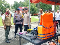 1764738346196-bupati-lombok-timur-haerul-warisin-ketika-mengecek-peralatan-tim-sar-dan-bpbd-seusai-apel-siaga-bencana-di-halaman-kantor-bupa-1764735867394_43