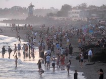 1764738346738-pariwisata-bali-kondusif-wisatawan-padati-pantai-canggu-1756780177277_43