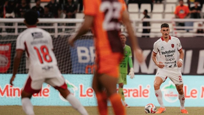 1764738347574-joao-ferrari-kanan-terpilih-sebagai-pemain-terbaik-saat-bali-united-mengalahkan-borneo-fc-di-stadion-segiri-samarinda-minggu-3-1764733034991_169