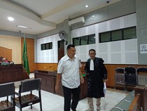 1764759975820-mantan-direktur-pt-lombok-plaza-dolly-sutahajaya-nasution-hendak-keluar-dari-ruangan-seusai-sidang-tuntutan-di-pengadilan-tipi-1759141912589_43