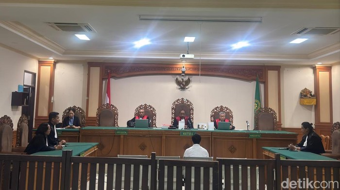 1764759976701-sidang-kasus-korupsi-bumdes-sulangai-di-pengadilan-tipikor-denpasar-selasa-3122025-foto-ahmad-firizqi-irwandetikbali-1764751313854_169