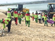1764759977623-petugas-berjibaku-membersihkan-sampah-kiriman-yang-menyasar-pesisir-barat-badung-1764748666391_43