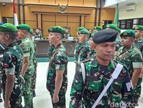 1764760010141-17-terdakwa-saat-dihadirkan-dalam-sidang-lanjutan-kasus-kematian-prada-lucky-saputra-namo-dengan-agenda-pembacaan-tuntutan-di--1764744880008_43