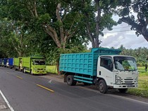 1764760021209-sejumlah-truk-galian-c-saat-antre-bahan-bakar-jenis-solar-di-spbu-jasri-karangasem-foto-i-wayan-selamat-juniasa-1_43