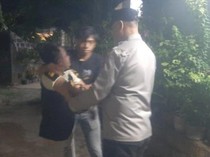 1764760022972-polisi-mengamankan-satpam-berinisial-ap-yang-mabuk-miras-dan-mengancam-keluarga-dengan-sangkur-di-kelurahan-sikumana-kecamatan-1764741415271_43