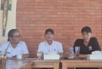1764781574175-bupati-klungkung-i-made-satria-saat-media-gathering-di-dawan-rabu-3122025-foto-leona-wirawandetikbali-1764776617688_43