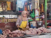 1764781576018-ilustrasi-penjual-daging-ayam-di-pasar-tradisional-di-mataram-1759322160954_43