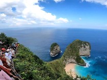 1764781580739-objek-wisata-pantai-kelingking-di-desa-bunga-mekar-nusa-penida-beberapa-waktu-lalu-putu-kristadetikbali_43