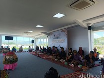 1764824756524-sangkep-warige-atau-musyawarah-para-tokoh-untuk-menentukan-malam-puncak-festival-bau-nyale-tahun-2026-di-sirkuit-mandalika-1764824170340_43