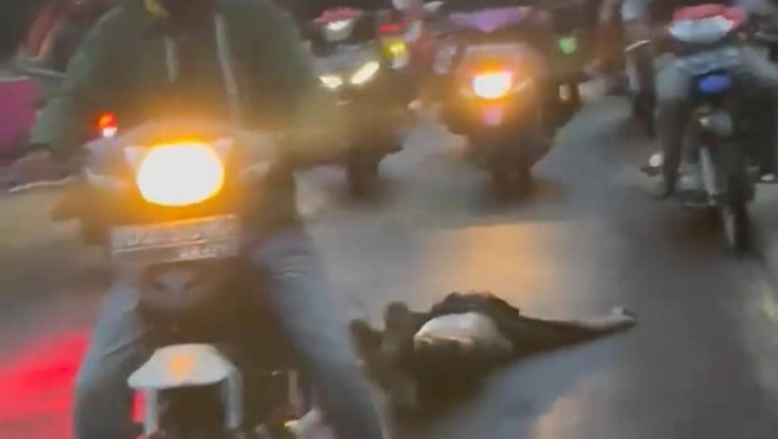 1764824761326-tangkapan-layar-warga-menyeret-pria-terduga-pelaku-pemerkosaan-di-malakaji-kecamatan-tompobulu-kabupaten-gowa-1764770171297_169