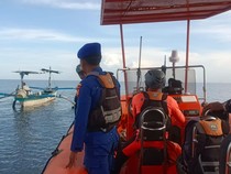 1764824763227-basarnas-melakukan-pencarian-terhadap-nelayan-hilang-saat-melaut-di-perairan-sumberkima-desa-mandarsari-kecamatan-gerokgak-rab-1764819422039_43