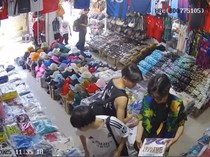 1764824763698-tangkapan-layar-video-aksi-pencurian-3-wna-di-salah-satu-toko-di-ubud-bali-1764818472368_43