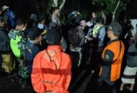 1764824777683-bpbd-karangasem-bersama-tni-dan-polri-saat-meninjau-lokasi-bocah-tersambar-petir-di-desa-bhuana-giri-kecamatan-bebandem-karang-1764809757195_43