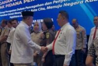 1764824786243-dirreskrimum-polda-bali-kombes-i-gede-adhi-mulyawarman-menerima-penghargaan-pin-emas-dari-kementerian-atrbpn-di-hotel-grand-me-1764775273597_43