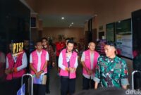 1764932766234-tiga-tersangka-kasus-dugaan-korupsi-pembayaran-insentif-pajak-penerangan-jalan-ppj-bappenda-lombok-tengah-digiring-petugas-di--1764918985395_169