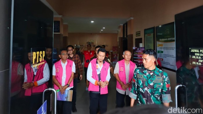 1764932766234-tiga-tersangka-kasus-dugaan-korupsi-pembayaran-insentif-pajak-penerangan-jalan-ppj-bappenda-lombok-tengah-digiring-petugas-di--1764918985395_169