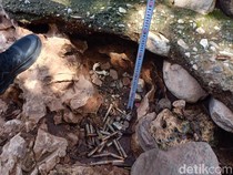 1764932766779-polisi-melakukan-olah-tkp-di-lokasi-penemuan-29-butir-amunisi-di-jalan-ikan-karpel-kelurahan-nonohonis-kecamatan-kota-soe-tts--1764918762484_43