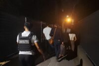 1764932770685-petugas-mengamankan-bule-belanda-berinisial-h-yang-mengamuk-dan-meresahkan-warga-di-kawasan-ubud-gianyar-bali-foto-dok-polsek--1764912783924_169