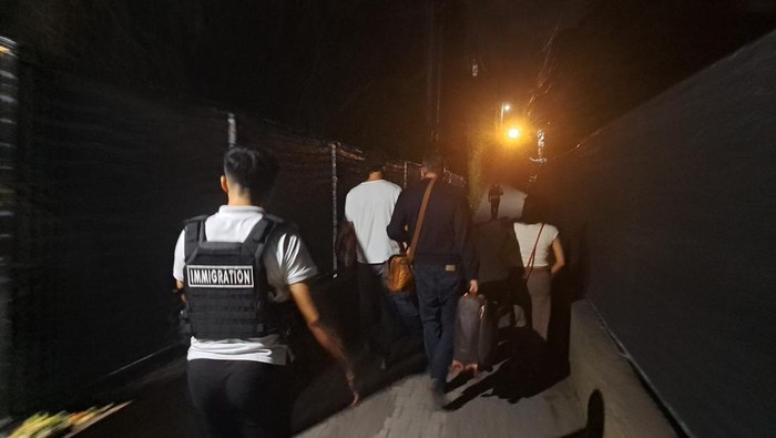 1764932770685-petugas-mengamankan-bule-belanda-berinisial-h-yang-mengamuk-dan-meresahkan-warga-di-kawasan-ubud-gianyar-bali-foto-dok-polsek--1764912783924_169