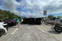 1764932771185-bus-terguling-di-exit-tol-benoa-13-turis-china-terluka-jumat-5122025-1764912769015_43