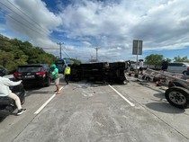 1764932771185-bus-terguling-di-exit-tol-benoa-13-turis-china-terluka-jumat-5122025-1764912769015_43