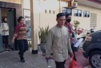 1764932771945-semah-pegawai-lppm-unram-sekaligus-tersangka-kasus-pelecehan-seksual-terhadap-mahasiswi-kkn-digiring-ke-ruang-tahanan-polda-nt-1745582991754_43