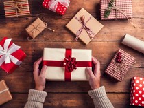 1764954328488-ilustrasi-kado-natal-tahun-baru_43