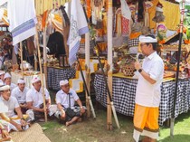 1764954331542-bupati-adi-arnawa-kanan-saat-hadiri-karya-ngeratep-serta-pasupati-lingga-arcana-di-pura-kayu-putih-banjar-pasekan-desa-tangeb--1764948208067_43