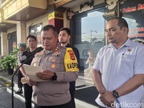 1764954335951-kapolres-badung-akbp-m-arif-batubara-saat-menyampaikan-rilis-di-mapolres-badung-jumat-5122025-fabiola-dianira-1764943204578_43