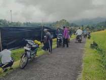 1764954339078-plastik-hitam-dengan-panjang-kurang-lebih-40-meter-dipasang-oleh-petani-sebagai-bentuk-protes-di-aliran-subak-jatiluwih-jumat--1764933108809_43
