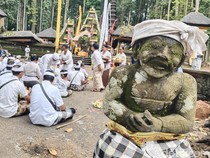 1764997531127-upacara-pecaruan-di-kawasan-pura-bukit-sari-area-dtw-alas-pala-sangeh-badung-jumat-5122025-foto-agus-ekadetikbali-1764994537828_43