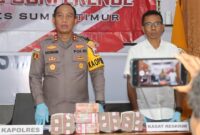 1764997531656-kapolres-sumba-timur-akbp-gede-harimbawa-memperlihatkan-barang-bukti-kasus-pegawai-bank-tipu-nasabah-rp-2-miliar-jumat-5122025-1764992166557_169