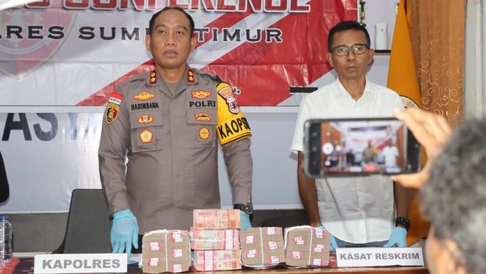 1764997531656-kapolres-sumba-timur-akbp-gede-harimbawa-memperlihatkan-barang-bukti-kasus-pegawai-bank-tipu-nasabah-rp-2-miliar-jumat-5122025-1764992166557_169