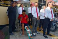 1764997532105-pelaku-begal-wn-hungaria-s-alias-pandi-dihadirkan-saat-konferensi-pers-di-mapolda-ntb-sabtu-6122025-foto-abdurrasyid-efendidet-1764989522946_169