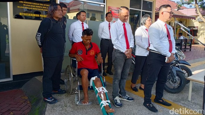 1764997532105-pelaku-begal-wn-hungaria-s-alias-pandi-dihadirkan-saat-konferensi-pers-di-mapolda-ntb-sabtu-6122025-foto-abdurrasyid-efendidet-1764989522946_169