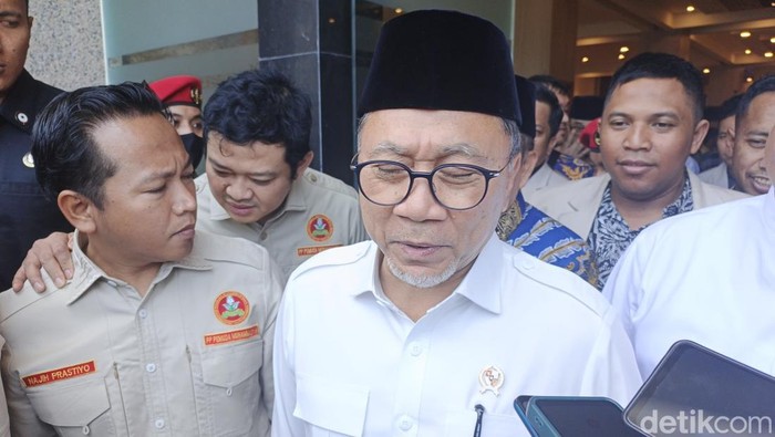 1765019123563-menteri-koordinator-bidang-pangan-sekaligus-ketua-umum-pan-zulkifli-hasan-zulhas-saat-berkunjung-ke-mataram-sabtu-6122025-1765012327834_169