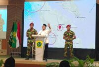 1765019124606-menteri-koordinator-bidang-pangan-indonesia-sekaligus-ketua-umum-pan-zulkifli-hasan-atau-zulhas-di-mataram-ntb-sabtu-6122025-f-1765007975290_169