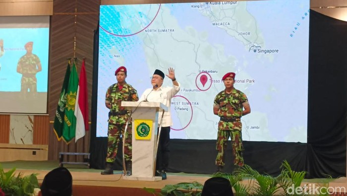 1765019124606-menteri-koordinator-bidang-pangan-indonesia-sekaligus-ketua-umum-pan-zulkifli-hasan-atau-zulhas-di-mataram-ntb-sabtu-6122025-f-1765007975290_169