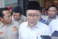 1765019125623-menteri-koordinator-bidang-pangan-sekaligus-ketua-umum-pan-zulkifli-hasan-zulhas-saat-berkunjung-ke-mataram-sabtu-6122025-1765012327834_169