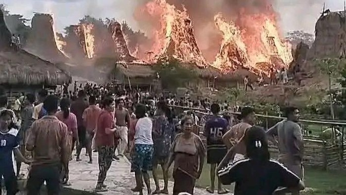 1765019127355-kebakaran-hebat-terjadi-di-kampung-adat-waru-wora-desa-patiala-bawa-kecamatan-lamboya-kabupaten-sumba-barat-ntt-jumat-5122025--1764940962358_169