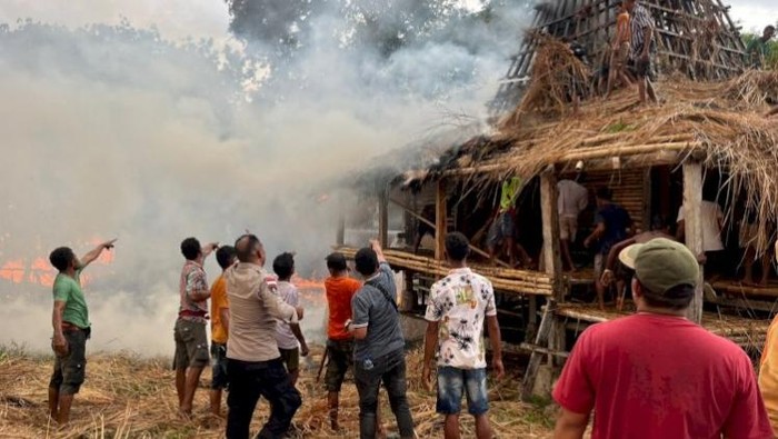 1765019128742-petugas-gabungan-berupaya-memadamkan-api-yang-membakar-28-rumah-adat-di-kampung-waru-wora-desa-patiala-bawa-kecamatan-lamboya--1765001162519_169