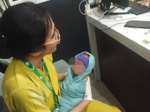 1765040736616-seorang-tenaga-medis-rs-dedari-kota-kupang-saat-menggendong-bayi-laki-laki-yang-ditemukan-di-tpu-tdm-iv-kelurahan-tdm-kecamata-1765033883904_43